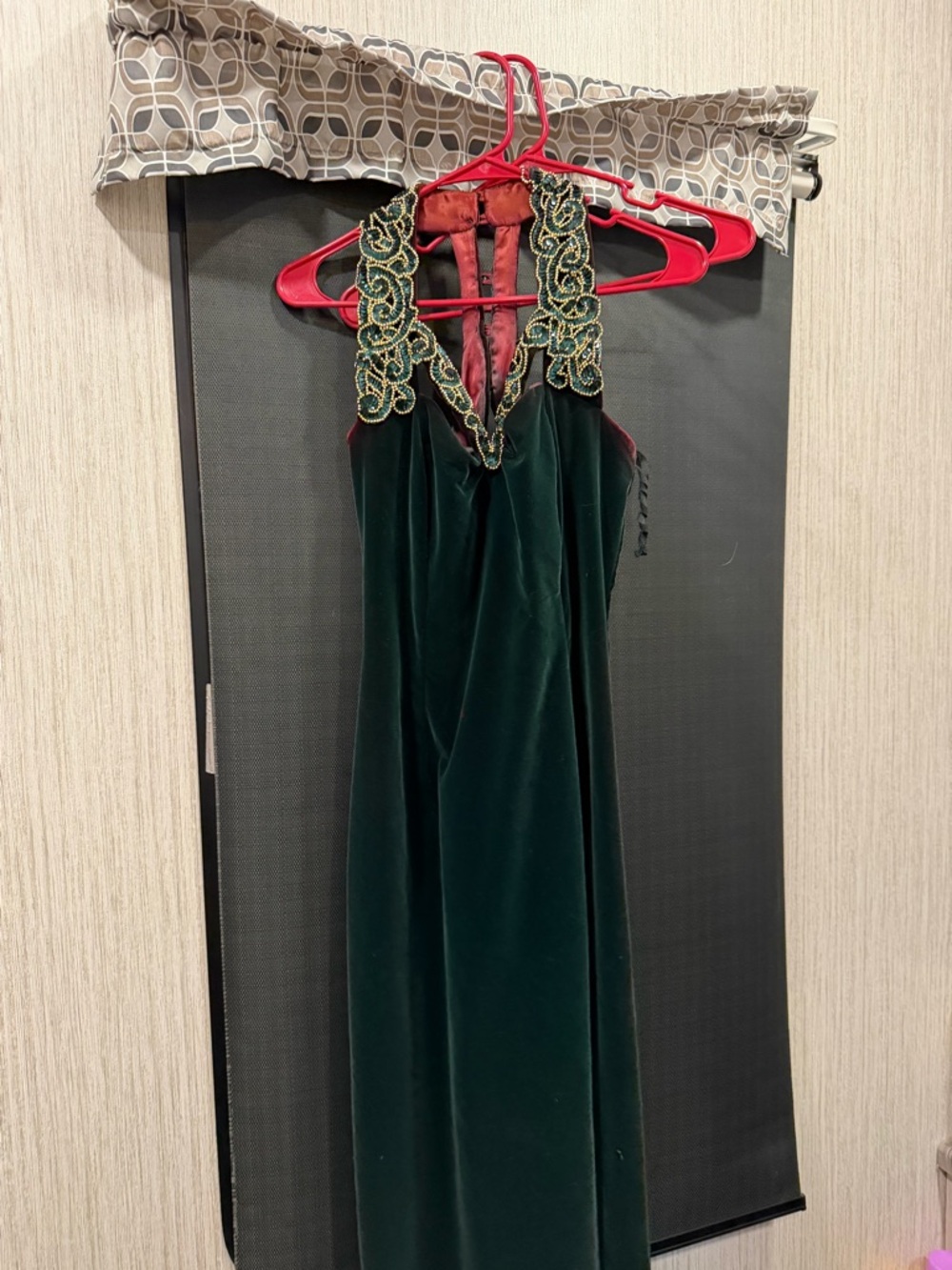 Gunne sax Elegant Green Velvet Halter Evening Dress with Embroidered Neckline